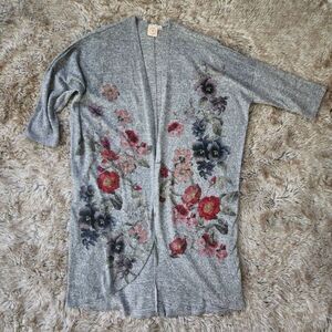 Live in the Moment Drop Shoulder Gray Floral Knit Cardigan Sweater Size Small